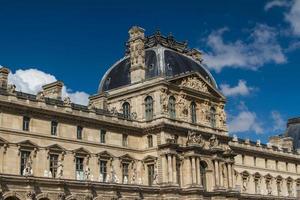 paris - juni 7 - louvre byggnad på juni 7, 2012 i louvre museum, paris, Frankrike. med 8,5 m årlig besökare, louvre är konsekvent de mest besökta museum över hela världen. foto