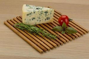 blå ost på träbakgrund foto