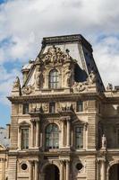 paris - juni 7 - louvre byggnad på juni 7, 2012 i louvre museum, paris, Frankrike. med 8,5 m årlig besökare, louvre är konsekvent de mest besökta museum över hela världen. foto