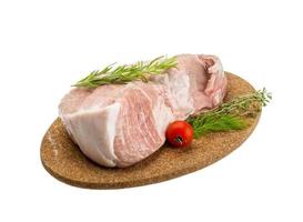 rå fläsk kött på trä- tallrik och vit bakgrund foto