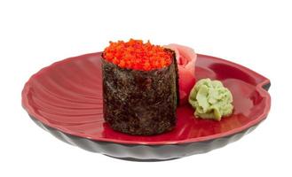 sushi med eldande fiskkaviar isolerad över vit bakgrund foto