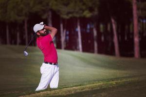 golfspelare slå en sand bunkra skott foto