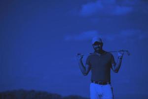 stilig mitten östra golf spelare porträtt på kurs foto