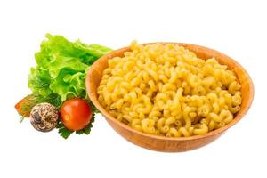 fusilli pasta i en skål på vit bakgrund foto