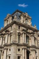 paris - juni 7 - louvre byggnad på juni 7, 2012 i louvre museum, paris, Frankrike. med 8,5 m årlig besökare, louvre är konsekvent de mest besökta museum över hela världen. foto