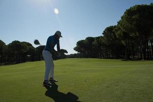 golf spelare slå skott foto