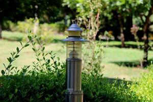 en lampa posta i de trädgård foto