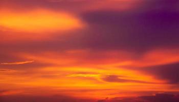 abstrakt molnig bakgrund, skön naturlig ränder av himmel och moln, röd himmel på solnedgång foto