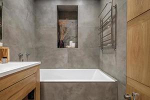 detaljer om hörn med vattenkran handfat med kran med tvål och schampo dispensrar i dyrt badrum i rustik ekostil foto