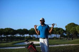 golfspelare porträtt på golf kurs på solnedgång foto