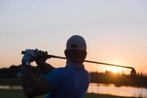 golfspelare slå lång skott foto