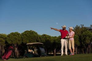 porträtt av par på golf kurs foto