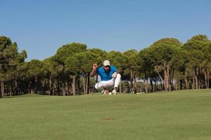 golf spelare siktar perfekt skott foto