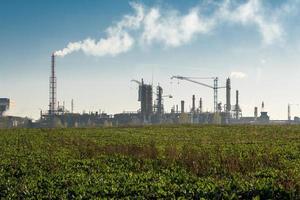 industrilandskap miljöföroreningar avfall från värmekraftverk. stora rör av kemisk industri företagsanläggning foto