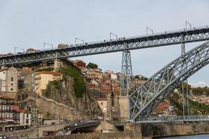 se av porto stad på de flodbank ribeira fjärdedel och vin båtar rabelo på flod douro portugal en unesco värld arv stad. foto