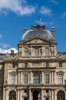 paris - juni 7 - louvre byggnad på juni 7, 2012 i louvre museum, paris, Frankrike. med 8,5 m årlig besökare, louvre är konsekvent de mest besökta museum över hela världen. foto