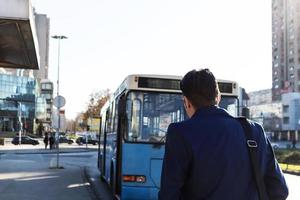 tillbaka se av affärsman på buss station. foto