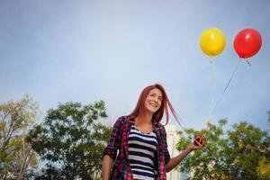 Lycklig kvinna med färgrik ballonger. foto