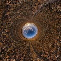 blå himmel boll i mitten av virvlande fält. inversion av liten planettransformation av sfäriskt panorama 360 grader. utrymmets krökning. foto