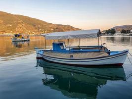 en förankrad båt i havet vid marinan med fin reflektion i vatten vid Skopelos, Grekland. foto