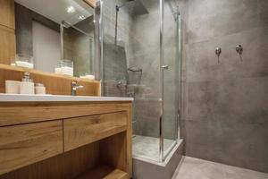 detaljer om hörn med vattenkran handfat med kran med tvål och schampo dispensrar i dyrt badrum i rustik ekostil foto