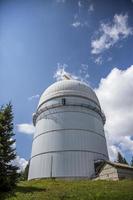 litet astronomiskt observatorium med teleskop i bulgariska berg vid solnedgången. foto