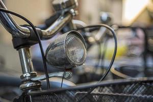 närbild av ett gammal årgång cykel strålkastare i Italien. foto