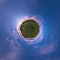 liten planet omvandling av sfärisk panorama 360 grader. sfärisk abstrakt antenn se i fält med klar himmel och grymt bra skön moln. krökning av Plats. foto