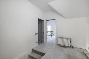 tömma vit rum med betong trappsteg utan reparera och möbel foto