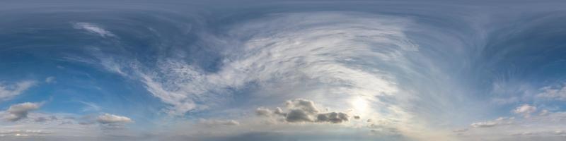 blå himmel med vackra moln. sömlös hdri panorama 360 graders vinkelvy med zenit för användning i 3d-grafik eller spelutveckling som sky dome eller redigera drönarbild foto