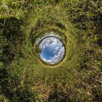 blå liten planet. inversion av liten planettransformation av sfäriskt panorama 360 grader. sfärisk abstrakt flygfoto. utrymmets krökning. foto