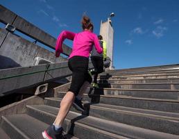 kvinna joggning på steg foto