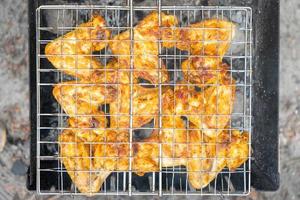 grillad kyckling vingar med kryddor på de grill, kokta på brand, utegrill foto