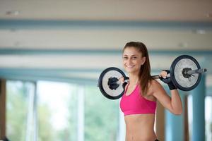 ung kvinna i kondition Gym lyft vikter foto