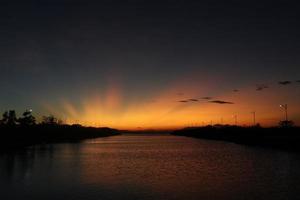 färgglad dramatisk himmel med moln vid solnedgången. solnedgång i sjön foto