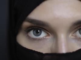 porträtt av muslim kvinna bär niqaab och traditionell arabicum kläder eller abaya foto