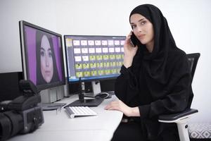 muslim kvinna grafisk designer talande på de telefon foto