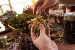 trolldryck flaska i hand av herbalist foto