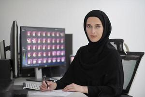 muslim kvinna grafisk designer arbetssätt på dator foto