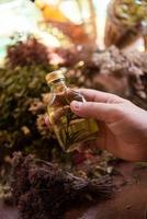 trolldryck flaska i hand av herbalist foto