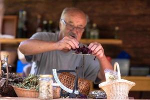 herbalist i affär foto