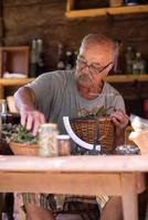 herbalist i affär foto