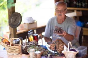 herbalist i affär foto