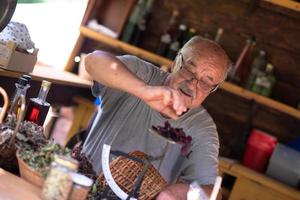 herbalist i affär foto