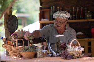 herbalist i affär foto