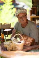 herbalist i affär foto