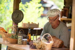 herbalist i affär foto