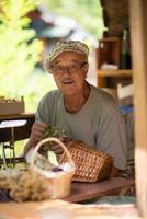 herbalist i affär foto