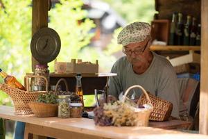 herbalist i affär foto