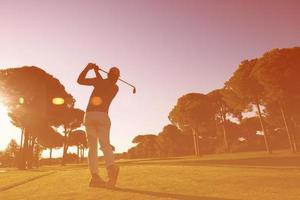 golf spelare slå skott foto